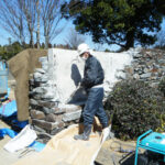 ヌーベルゴルフ小端積門塀工事の人物写真